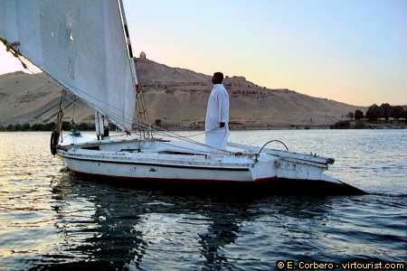 33.- aswan, on a feluca