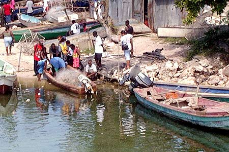 49/50.- Negril, downtown, fishermen