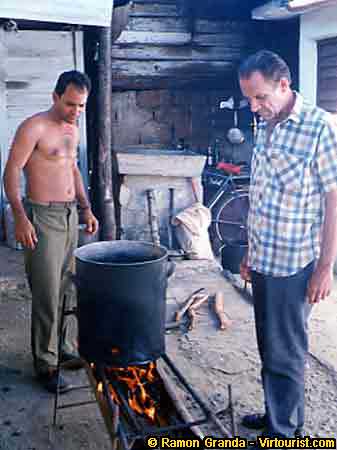 Pinar del Rio, Boiling water to skin a pig.