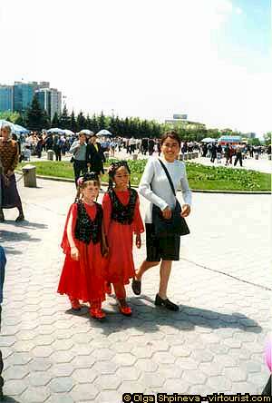 Almaty, Girls in red