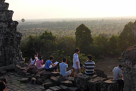 38/40.- Phnom Bakheng Gathering for Sunset
