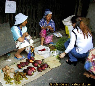 Chiang Mai, Sidewalk shopping