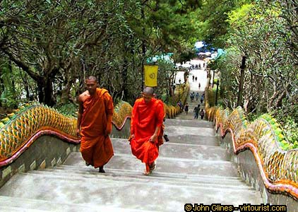 Chiang Mai, Climbing the naga staircase