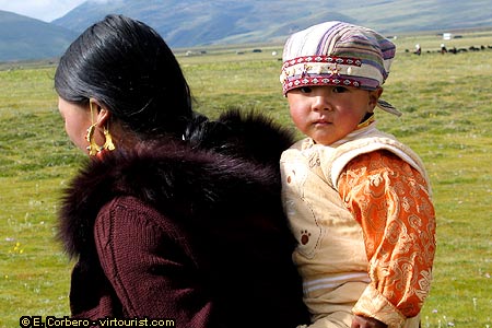 Litang Horse Festival, woman with kid