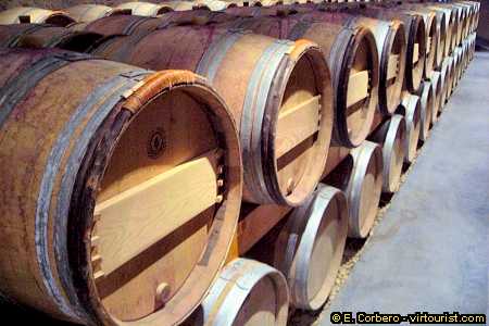 37/38.-  Bordeaux, Chateau barrels
