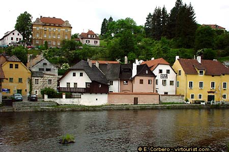 33/41.- Cesky Krumlov, houses by Vltava