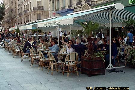 42/43.- Lyon, restaurants