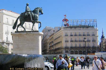 43/46.- Madrid, Plaza del Sol
